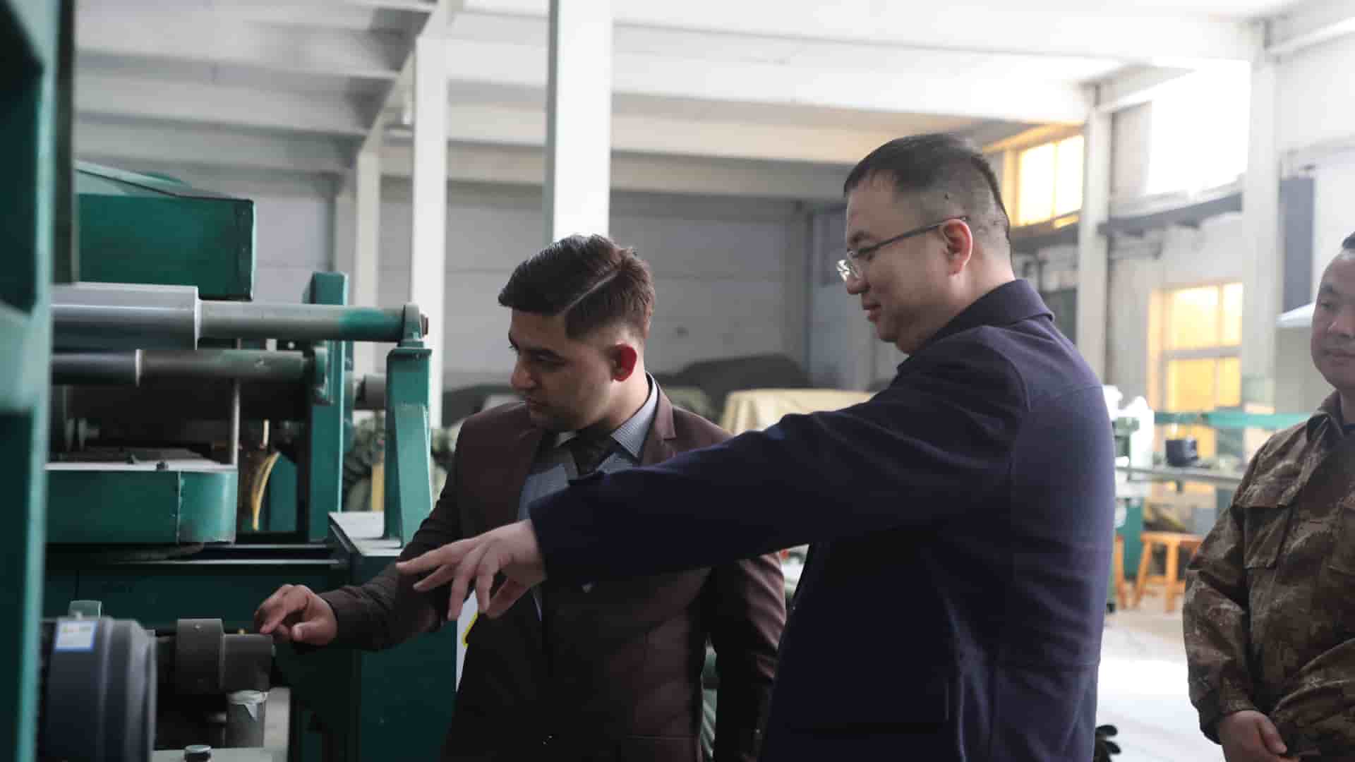 International wholesale buyer visiting Jinxiang warehouse